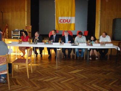 Die Vorsitzende der CDU Letschin, Kristy Augustin, im Tagungsprsidium (ganz links).