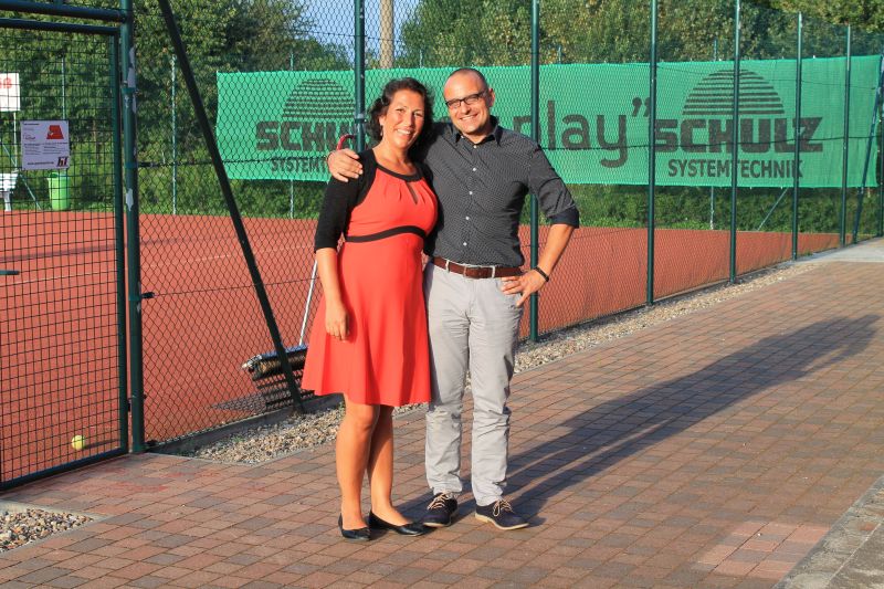 Kristy Augustin MdL mit Bjrn Lakenmacher vor dem Tennisplatz